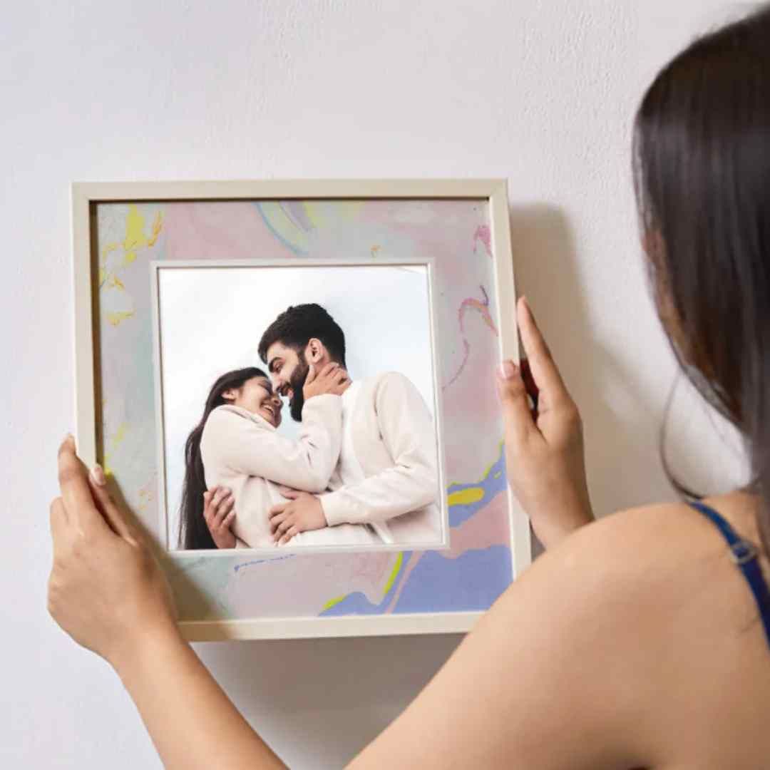 wedding-pose-on-photo-frame